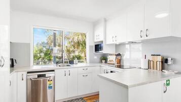 Coffee/tea maker, fridge, microwave, stovetop