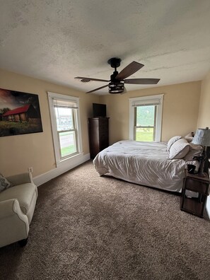 4 bedrooms, WiFi, bed sheets - Comfortable Kansas lodge for families, friends, and small groups (Solomon)