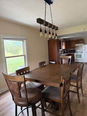 Dining - Comfortable Kansas lodge for families, friends, and small groups (Solomon)