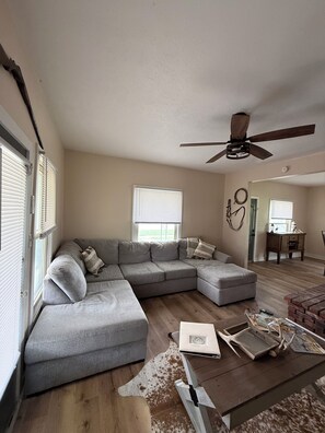 Smart TV - Comfortable Kansas lodge for families, friends, and small groups (Solomon)