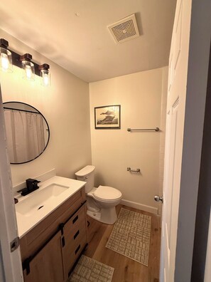 Towels, toilet paper - Comfortable Kansas lodge for families, friends, and small groups (Solomon)