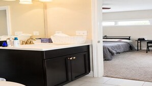 Un dormitorio con cama, escritorio y silla.