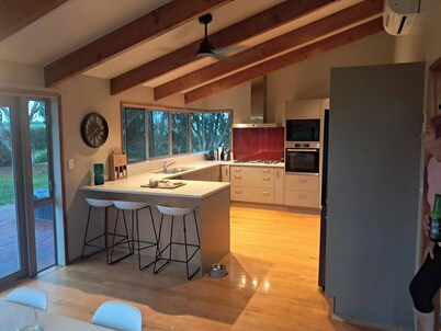 Spacious 5 Bedroom House in Ngāhinapōuri Family Retreat