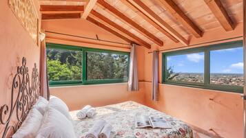 Una camera da letto con un letto, una finestra e vista sull'esterno.