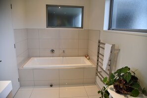 Een haardroger, handdoeken, zeep, toiletpapier