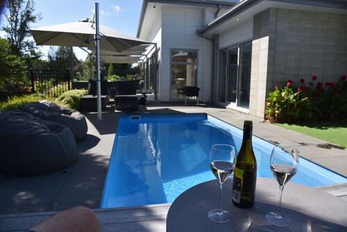 Cosy Luxury near Airport - Continental Breakfast, Spa and Pool