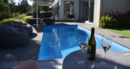 Cosy Luxury near Airport - Continental Breakfast, Spa and Pool