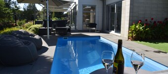 Cosy Luxury near Airport - Continental Breakfast, Spa and Pool