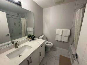 Haartrockner, Handtücher, Seife, Toilettenpapier