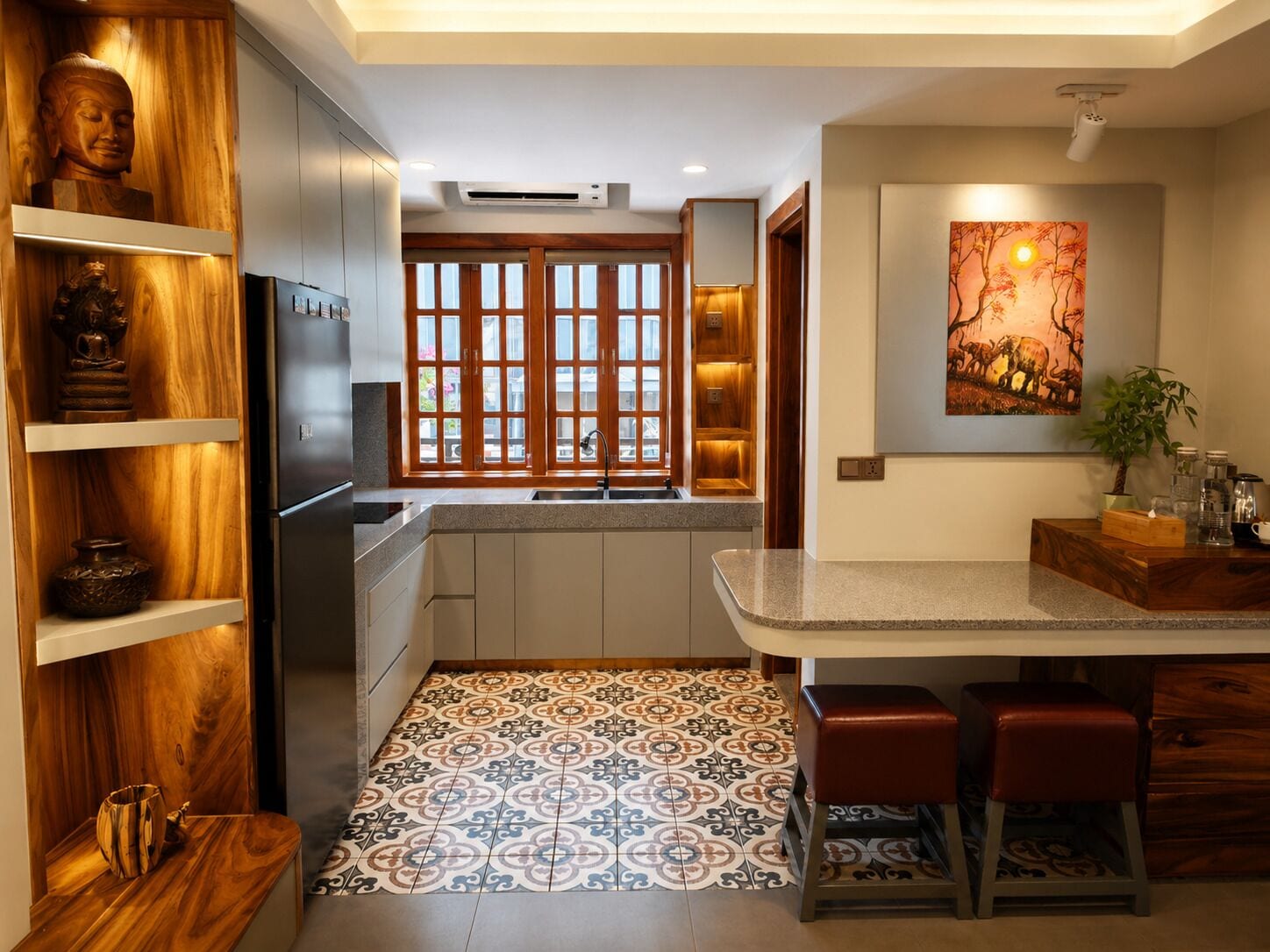 Una cocina moderna con estufa integrada, repisas de madera, un ventanal grande y un cuadro decorativo.