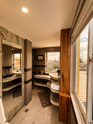 Comfort-Studio, Stadtblick | Badezimmer | Dusche, Haartrockner, Handtücher, Shampoo