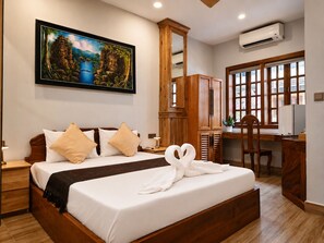 Classic-Doppelzimmer zur Einzelnutzung, 1 Queen-Bett, Balkon, Stadtblick | Schreibtisch, kostenloses WLAN
