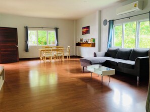 Living area - Private Tropical Family Pool Villa Near the Beach (Koh Lanta)