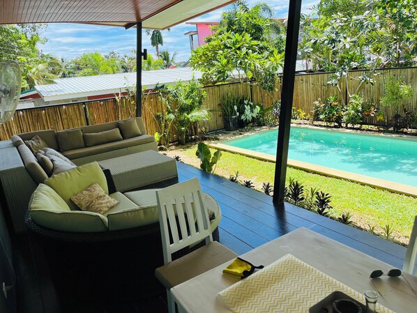 Outdoor dining - Private Tropical Family Pool Villa Near the Beach (Koh Lanta)