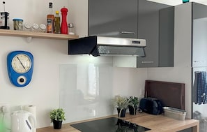 Wasserkocher mit Kaffee-/Teezubehör, Kühlschrank, Mikrowelle, Ofen
