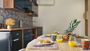 Coffee/tea maker, fridge, microwave, stovetop - Cozy apartment in Cierzac with WiFi (Cierzac)