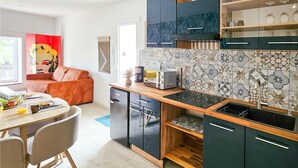 Coffee/tea maker, fridge, microwave, stovetop - Cozy apartment in Cierzac with WiFi (Cierzac)
