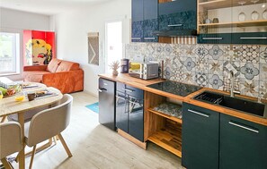 Wasserkocher mit Kaffee-/Teezubehör, Kühlschrank, Mikrowelle, Herdplatte