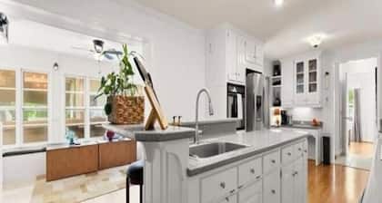 Cozy 1-bedroom farmhouse in charming Alpharetta with bed, bath and kitchen.