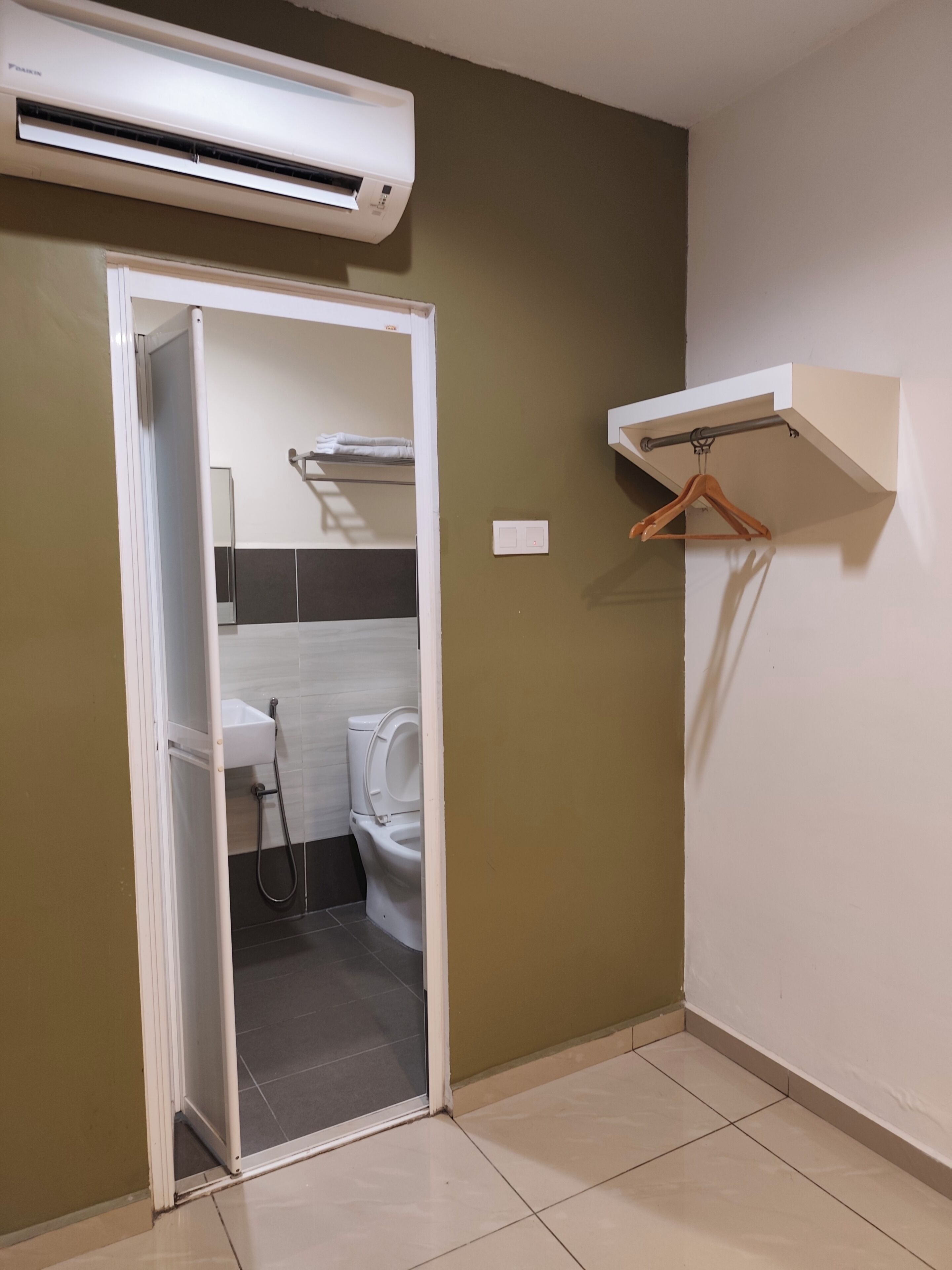 Superior Double Room | Bathroom | Shower, towels, soap, shampoo