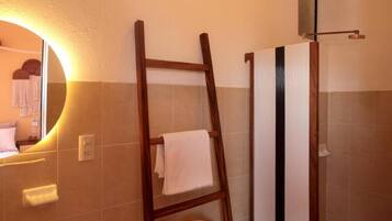 Standard Double or Twin Room | Bathroom
