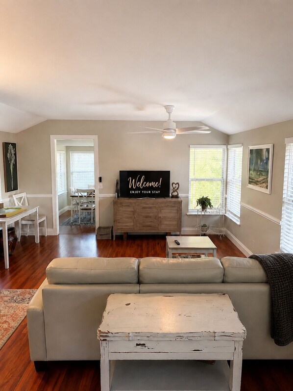 Living area - Historical Downtown Ft Myers The Bamboo Nest Pet Friendly (Fort Myers)