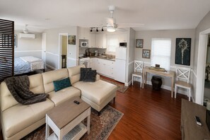 Living area - Historical Downtown Ft Myers The Bamboo Nest Pet Friendly (Fort Myers)