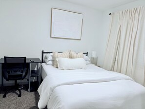 1 bedroom, iron/ironing board, WiFi, bed sheets - Tranquil 1-bedroom Room (Richmond)
