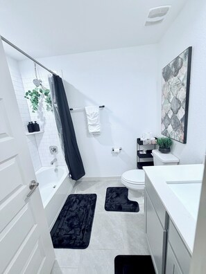 Hair dryer, towels, soap, toilet paper - Tranquil 1-bedroom Room (Richmond)