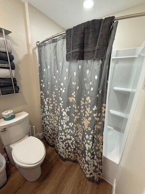 Sèche-cheveux, serviettes fournies, savon, papier toilette