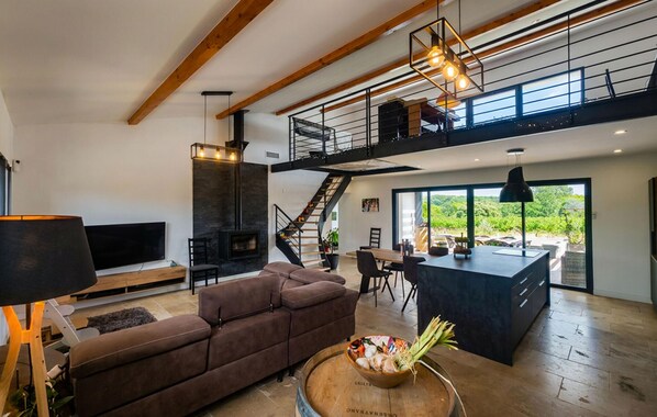 TV - Lovely home in Canet with house a panoramic view (Canet)