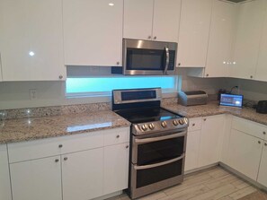Private kitchen - Serene 3-bedroom use in vibrant Orlando Close To Airport, Universal , Disney.... (Orlando)