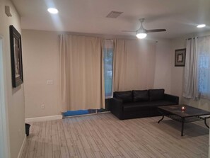 Living area - Serene 3-bedroom use in vibrant Orlando Close To Airport, Universal , Disney.... (Orlando)