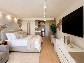 Une chambre à coucher moderne avec un lit, une table de chevet et un téléviseur.