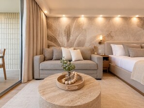 Un salon moderne avec un canapé, une table basse ronde et une lampe.