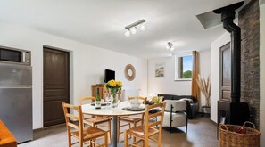 Fernseher, DVD-Player, Tischtennisplatte