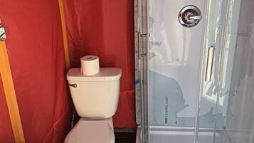 Basic-Zelt, Bergblick | Badezimmer | Dusche, kostenlose Toilettenartikel, Handtücher, Toilettenpapier