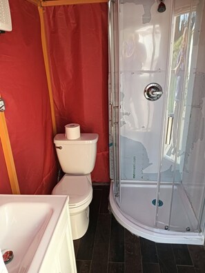 Basic-Zelt, Bergblick | Badezimmer | Dusche, kostenlose Toilettenartikel, Handtücher, Toilettenpapier