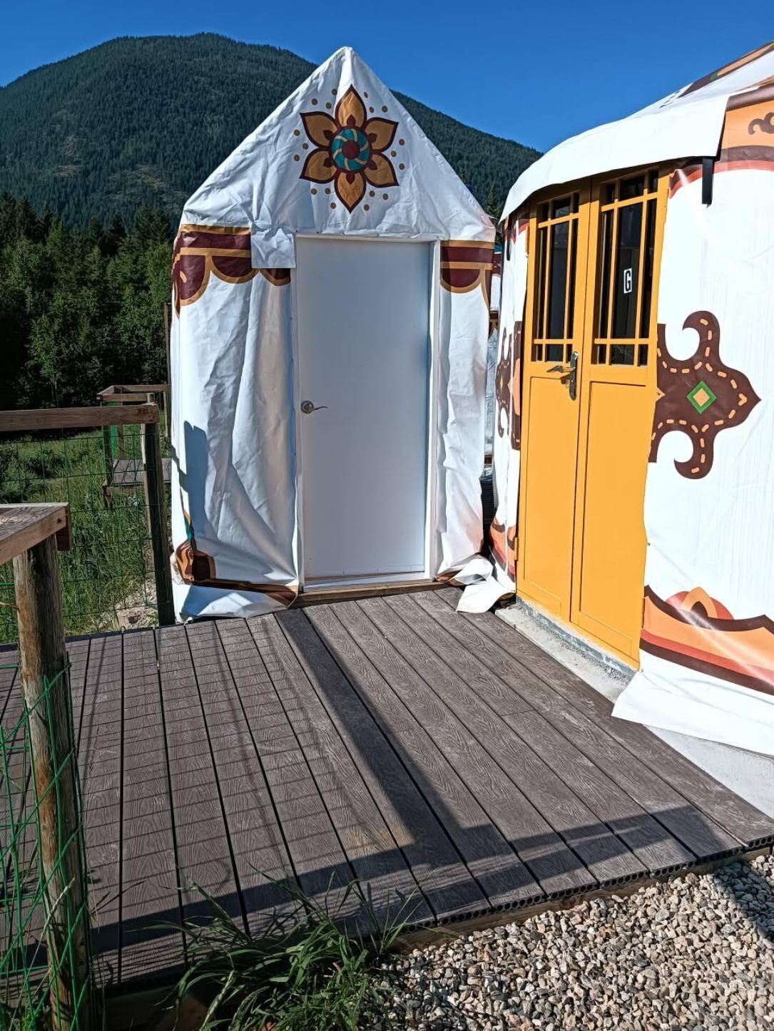 Tienda de campaña básica, vista a la montaña | Detalle exterior