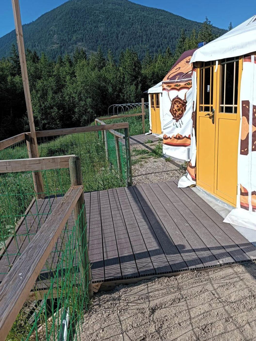 Tienda de campaña básica, vista a la montaña | Detalle exterior