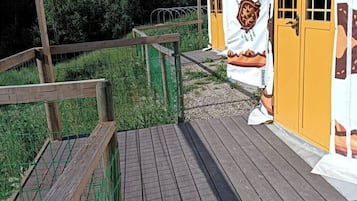 Tienda de campaña básica, vista a la montaña | Detalle exterior