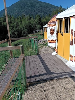 Tienda de campaña básica, vista a la montaña | Detalle exterior