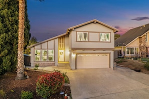 Exterior - Garage, Pool, King Bed, Gated Yard in Rancho Penasquitos (San Diego)