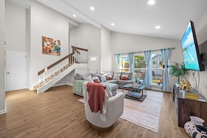 Smart TV, books, music library - Garage, Pool, King Bed, Gated Yard in Rancho Penasquitos (San Diego)