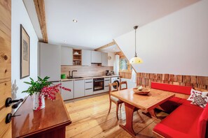 Frigorífico, horno, placa de cocina y lavavajillas