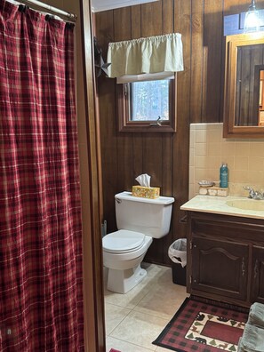 Hair dryer, towels, soap, toilet paper - Perfect 2-bedroom cabin in Glenfield getaway for the equestrian trail rider. (Glenfield)