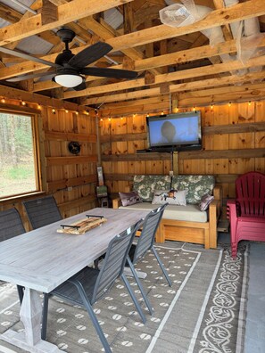 Outdoor dining - Perfect 2-bedroom cabin in Glenfield getaway for the equestrian trail rider. (Glenfield)
