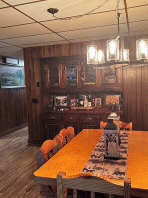 Dining - Perfect 2-bedroom cabin in Glenfield getaway for the equestrian trail rider. (Glenfield)