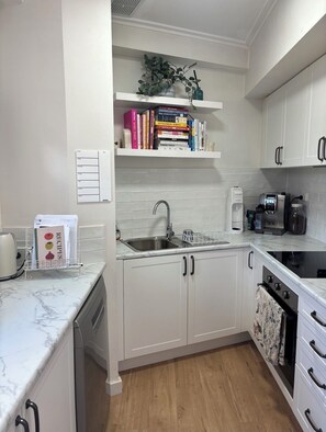 Private kitchen - Beautifully Styled Renovated Apartment Footsteps from Transport and Shops (Wollstonecraft)