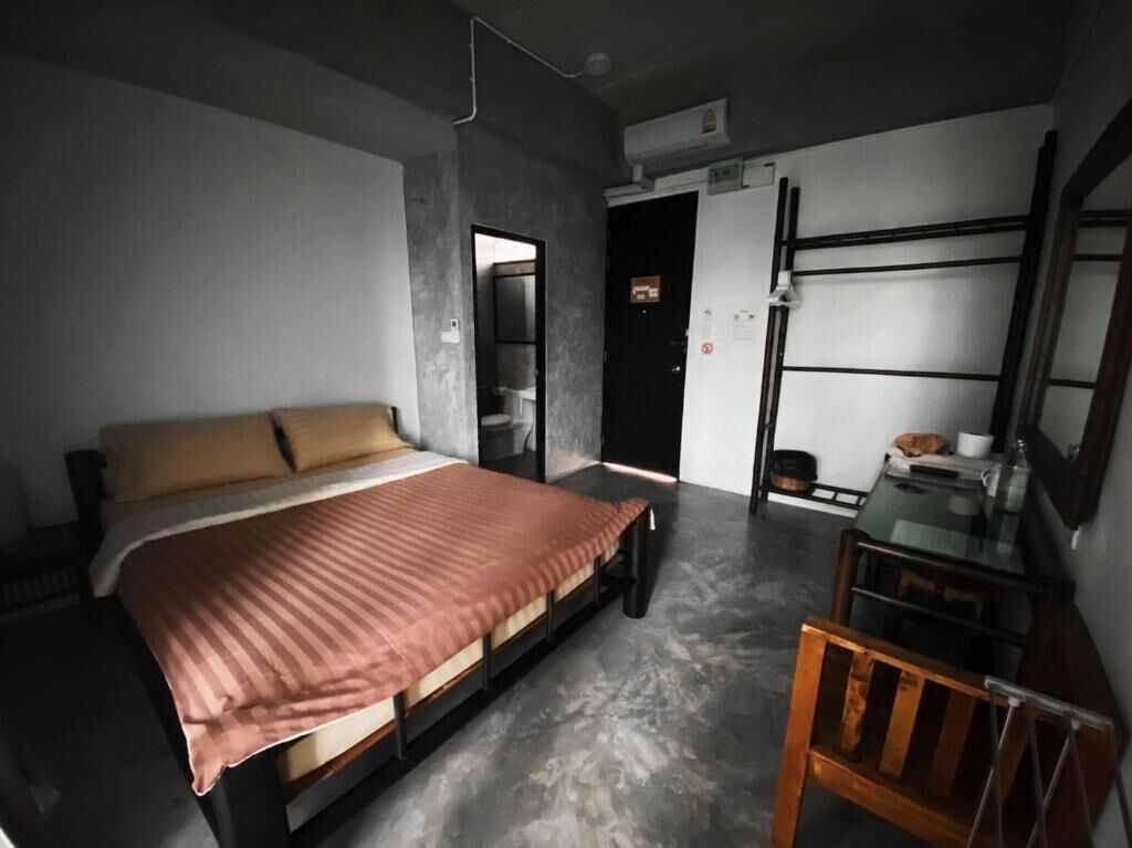 Standard double corner room (limited pool view)